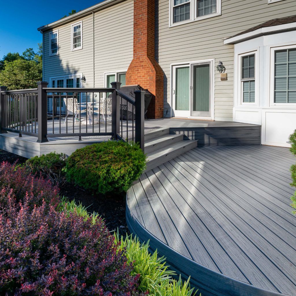 Custom deck with black aluminium railing